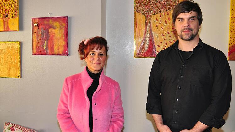 Andrea Tiessen-Lehmann aus Eltmann ist glücklich, dass sie zum ersten Mal überhaupt 30 ihrer Bilder in Haßfurt präsentieren kann. Mit Im Bild Andreas Barkowsky vom Café "Susi & Strolch".  Foto: Ulrike Langer