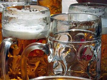 Im Wasser finden sich immer mehr winzige Kunststoffteilchen - eine Gefahr auch für unser Bier? Foto: dpa