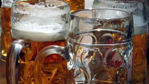 Im Wasser finden sich immer mehr winzige Kunststoffteilchen - eine Gefahr auch für unser Bier? Foto: dpa
