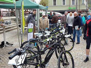 Fahrradfreunde aller Altersgruppen informierten sich beim "Tag des E-Bikes" auf dem Marktplatz. Die Initiatoren und Beteiligten waren mit der Resonanz auf die erste Veranstaltung dieser Art durchaus zufrieden.Foto: Rolf Pralle