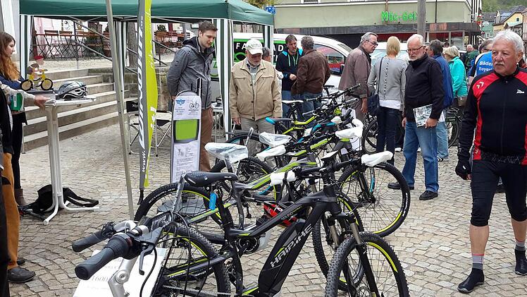 Fahrradfreunde aller Altersgruppen informierten sich beim "Tag des E-Bikes" auf dem Marktplatz. Die Initiatoren und Beteiligten waren mit der Resonanz auf die erste Veranstaltung dieser Art durchaus zufrieden.Foto: Rolf Pralle