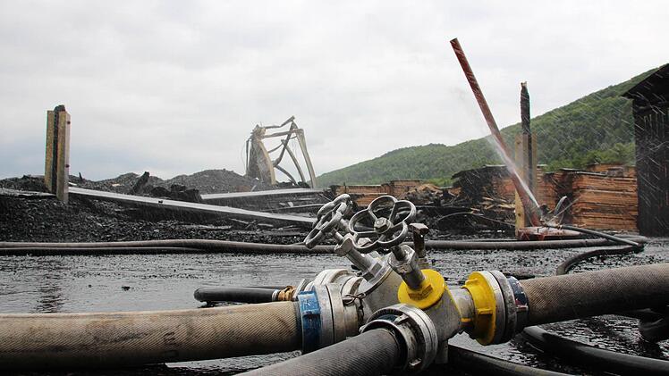 Nach dem Brand im Sägewerk in Untererthal Foto: Benedikt Borst