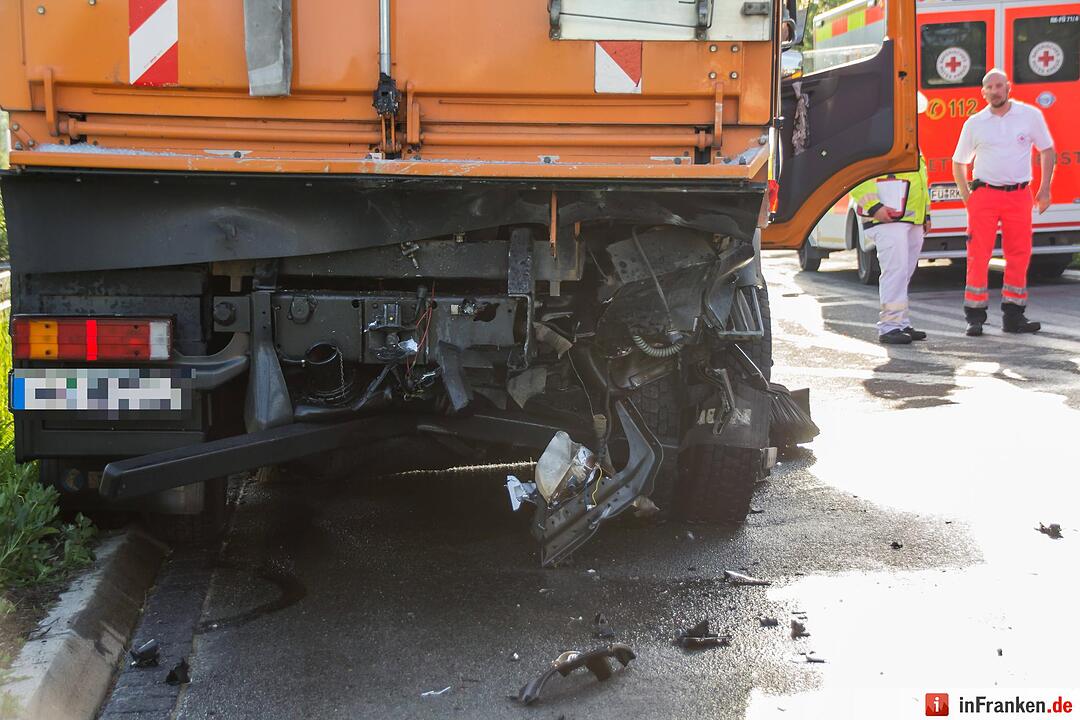 Schwerer Unfall in Fürth: Kleintransporter kracht in Kehrfahrzeug