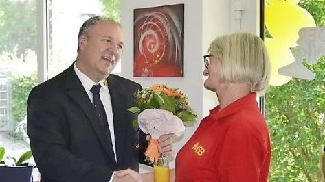 Danksagung von ASB-Geschäftsführer Jürgen Seiermann an Kleiderkammerchefin Cornelia Krebs.  Fotos: ASB