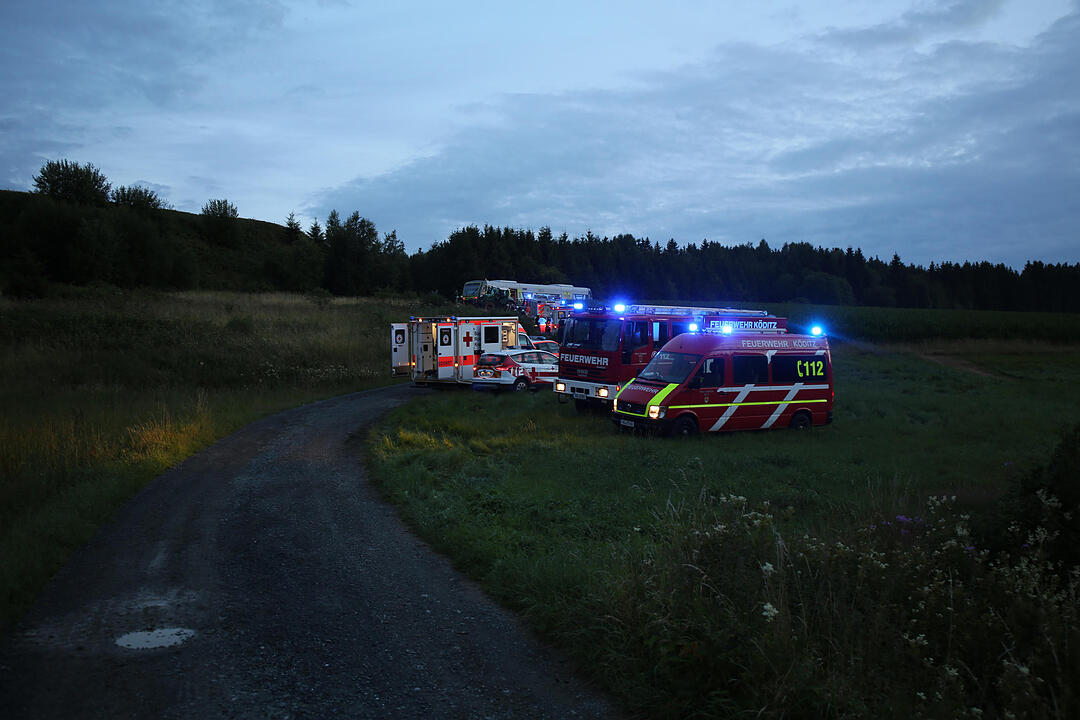 Traktor kracht in Zug - Glücklicherweise lediglich Zuginsassin und Traktorfahrer verletzt – Kollision erfolgte an unbeschranktem Bahnübergang – Unfallursache noch unklar – Großaufgebot an Rettungskräften alarmiert