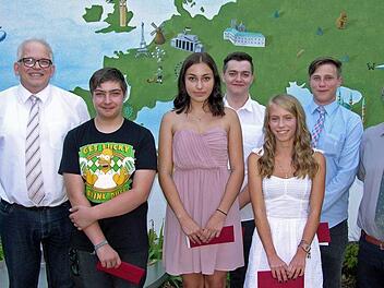 Schulentlassung der Klasse 9a (von links): Rektor Michael Lege, Markus Engler, Jolina Dietz, Arthur Schaffner, Melanie Meusel, Mathieu Werner und Klassenleiter Martin Müller.Foto: Klaus Oelzner