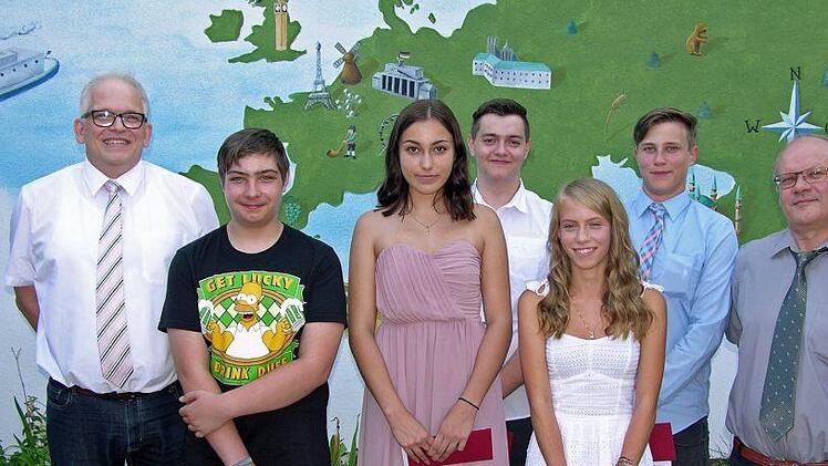 Schulentlassung der Klasse 9a (von links): Rektor Michael Lege, Markus Engler, Jolina Dietz, Arthur Schaffner, Melanie Meusel, Mathieu Werner und Klassenleiter Martin Müller.Foto: Klaus Oelzner