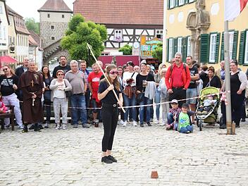 Mia Thein wird beim Seßlacher "Hahnenschlag" beobachtet. Foto: Bettina Knauth