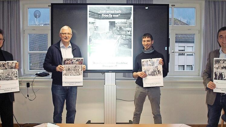 Stolz präsentieren Franz Behrschmidt (Zweiter von links) und Thomas Weiß (Zweiter von rechts) den neuen Wallenfelser Heimatkalender des Heimatgeschichtlichen Arbeitskreises. Pater Jan Poja (links) und Bürgermeister Jens Korn (rechts) bekamen die ersten Exemplare.