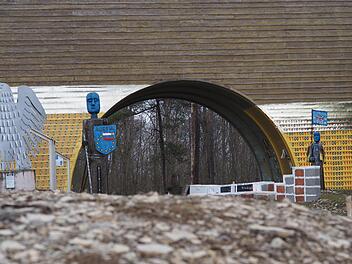 Kunst begegnet Sport: Der Grenzlandlauf des TSV Mühlfeld führt direkt durch die Goldene Brücke. Fotos: Jürgen Schmitt