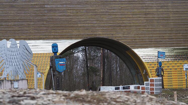 Kunst begegnet Sport: Der Grenzlandlauf des TSV Mühlfeld führt direkt durch die Goldene Brücke. Fotos: Jürgen Schmitt