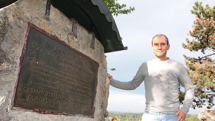Josef Schneider am Gedenkstein auf dem Ramsthaler Knückelein. Foto: Ralf Ruppert