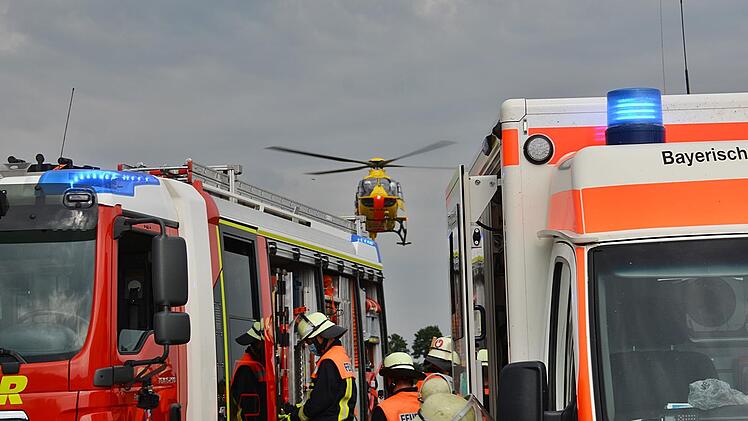 Einen Toten und zwei mittelschwer Verletzte forderte am Samstag gegen 16.30 Uhr ein Verkehrsunfall auf der B 279 zwischen Bad Königshofen und Großeibstadt. Vor Ort waren die BRK Rettungskräfte aus Bad Königshofen, Bad Neustadt und Maßbach sowie die Feuerwehrleute aus Bad Königshofen und Großeibstadt. Ein Rettungshubschrauber brachte den Notarzt zur Unfallstelle. Foto: Hanns Friedrich