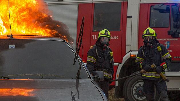 Fahrzeugbrand, Autobrand, brennendes Auto, Feuerwehr löscht Flammen