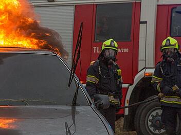Fahrzeugbrand, Autobrand, brennendes Auto, Feuerwehr löscht Flammen