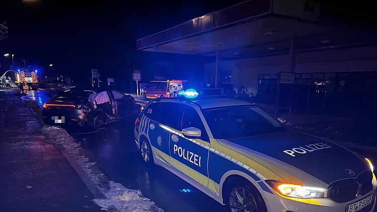 Spektakulärer Crash in Oberkotzau: 600-PS Mercedes rast in Garage