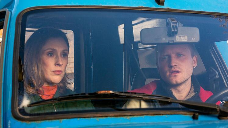 Ellen Norgaard (Rikke Lylloff) will wissen, was Erik Petersen (Sammy Scheuritzel) verbirgt.