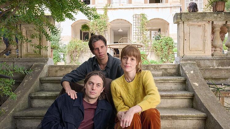 Camille (Stéphane Caillard) hat auch in der Mitte ihres Lebens immer noch engen Kontakt zu den Freunden Martin (Abraham Wapler, zweiter von links) und Alexandre (Lucas Bravo). Beide Männer beeinflussten ihr Leben auf unterschiedliche Weise.