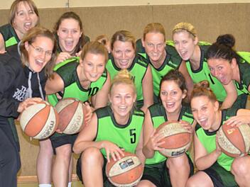 Bereit für das Abenteuer Bayernliga: die SG-Basketballerinnen (hinten, von links) Sonja Weppert, Michelle Curtis, Sara Ludwig, Miriam Pfaff, Julia Hemmerich, Bärbel Gunreben, Judith Streck und Astrid Christ sowie (vorne, von links) Jana Katzenberger, Simona Keßler und Laura Peters. Foto: Jürgen Schmitt