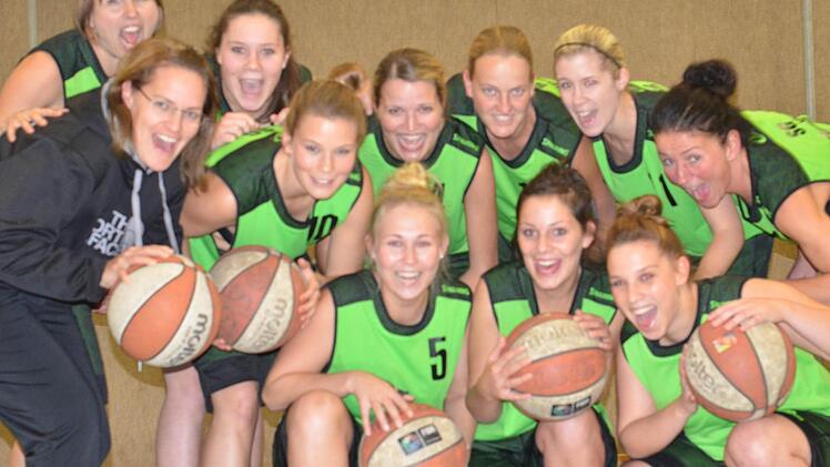 Bereit für das Abenteuer Bayernliga: die SG-Basketballerinnen (hinten, von links) Sonja Weppert, Michelle Curtis, Sara Ludwig, Miriam Pfaff, Julia Hemmerich, Bärbel Gunreben, Judith Streck und Astrid Christ sowie (vorne, von links) Jana Katzenberger, Simona Keßler und Laura Peters. Foto: Jürgen Schmitt
