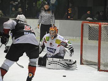 Stand immer wieder im Blickpunkt: Kissingens guter Goalie Kevin Kessler, hier im Duell mit dem Haßfurter Matthias Brahmer. Foto: Hopf