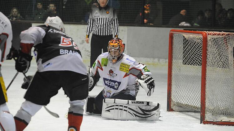 Stand immer wieder im Blickpunkt: Kissingens guter Goalie Kevin Kessler, hier im Duell mit dem Haßfurter Matthias Brahmer. Foto: Hopf