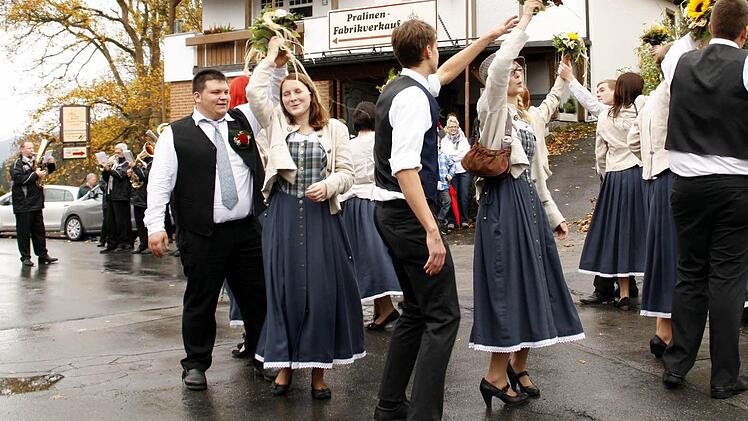 Bei den Traditionstänzen Rheinländer, Polka und Walzer hatten die Burschen und Mädchen sichtlich Spaß am Sonntagnachmittag in Lauenstein.