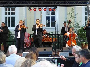 Die Gypsy Devils mit Zoltán Grunza (Klarinette), Emil Hasala (Violine), Tibor Lévai (Kontrabass, verdeckt), Primarius Stefan Banyák, Ernest Sarközy (Cymbal), Alexander Mihok (Kontrabass), Silvia Sarköziová (Violoncello) und Jozef Farkas (Viola). Foto: Ahnert