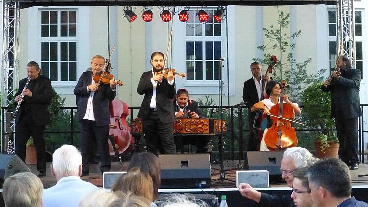 Die Gypsy Devils mit Zoltán Grunza (Klarinette), Emil Hasala (Violine), Tibor Lévai (Kontrabass, verdeckt), Primarius Stefan Banyák, Ernest Sarközy (Cymbal), Alexander Mihok (Kontrabass), Silvia Sarköziová (Violoncello) und Jozef Farkas (Viola). Foto: Ahnert