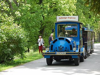 Der Behindertenbeauftragte Wolfgang Doischer hat eine alte Diskussion entfacht: Er regt an, dass die Bimmelbahn wieder durch den Hofgarten hinauf zur Veste fährt. Der Seniorenbeirat unterstützt diesen Wunsch. Foto: Oliver Schmidt / CT-Archiv