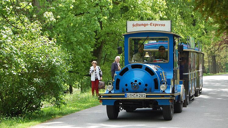 Der Behindertenbeauftragte Wolfgang Doischer hat eine alte Diskussion entfacht: Er regt an, dass die Bimmelbahn wieder durch den Hofgarten hinauf zur Veste fährt. Der Seniorenbeirat unterstützt diesen Wunsch. Foto: Oliver Schmidt / CT-Archiv