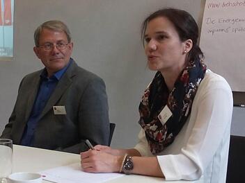 Diskussion vor Journalisten: Eva-Maria Schäffer, Bürgerreferentin beim Netzbetreiber Tennet, antwortet auf Argumente gegen den Trassenbau, die Martin Stegmair von einer lokalen Bürgerinitiative vorbringt. Foto: Ulrike Müller