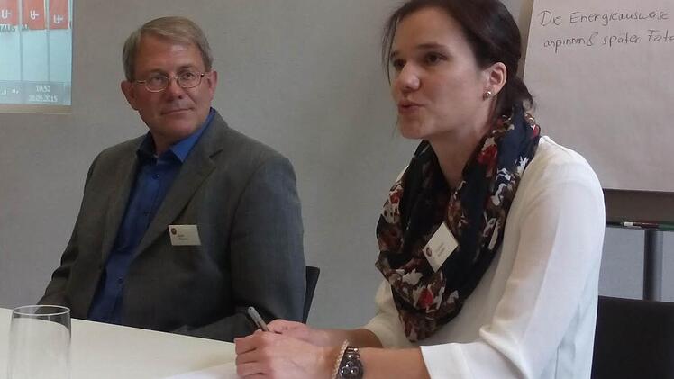 Diskussion vor Journalisten: Eva-Maria Schäffer, Bürgerreferentin beim Netzbetreiber Tennet, antwortet auf Argumente gegen den Trassenbau, die Martin Stegmair von einer lokalen Bürgerinitiative vorbringt. Foto: Ulrike Müller