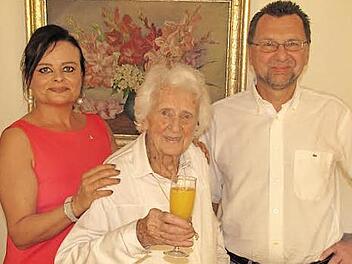 Gertrud Matthes feiert mit Enkelin Astrid und Schwiegerenkel Hermann ihren Jahrhundertgeburtstag.  Foto: Martin Koch