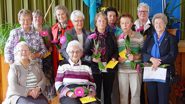 Mehrere Mitglieder des Katholischen Frauenbundes wurden für ihre langjährige Zugehörigkeit zum Verein geehrt: im Vordergrund Hildegard Poeck und Margot Vogt. Fotos: Brigitta Kempe-Wolf