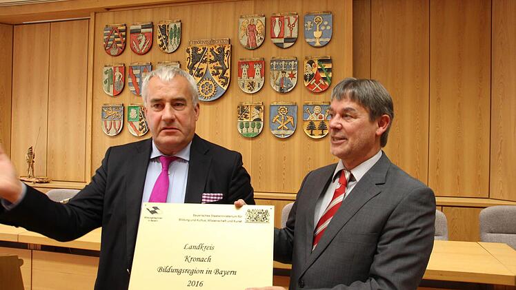 Minister Ludwig Spaenle (verlieh) das Gütesiegel an den Kreis Kronach. Landratsstellvertreter Gerhard Wunder nahm es entgegen.  Foto: Friedwald Schedel