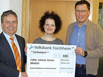 Fröhliche Gesichter bei der Spendenübergabe  Foto: Christine Berner