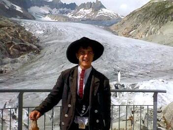 Die erste Postkarte des Wandergesellen zeigt Moritz Spiegel vor einem Schweizer Gletscher. Der nächste Weg wird ihn im August nach Finnland führen.  Fotos: Sabine Weinbeer/Archiv/privat