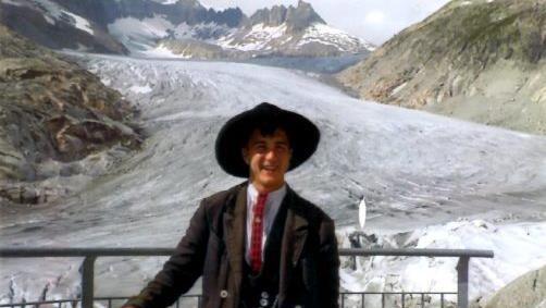 Die erste Postkarte des Wandergesellen zeigt Moritz Spiegel vor einem Schweizer Gletscher. Der nächste Weg wird ihn im August nach Finnland führen.  Fotos: Sabine Weinbeer/Archiv/privat