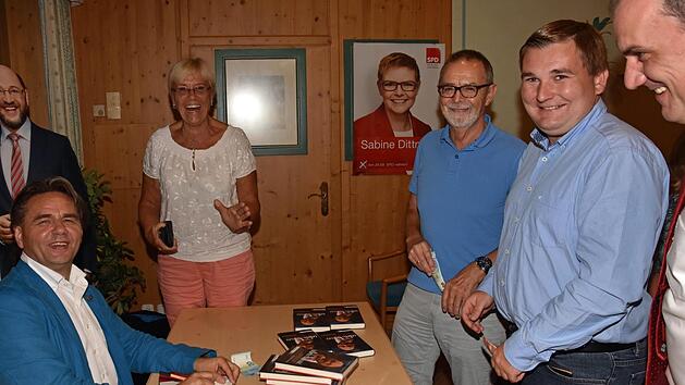 Manfred Otzelberger (links) signierte gerne sein Buch f&uuml;r die G&auml;ste. Mit im Bild (weiter von links) Susanne Kastner, Dr. Friedrich Oehm, Ren&eacute; van Eckert, SPD-Kreisvorsitzender Rh&ouml;n-Grabfeld, und Stephan Schneider.  Fotos: Ulrike Langer