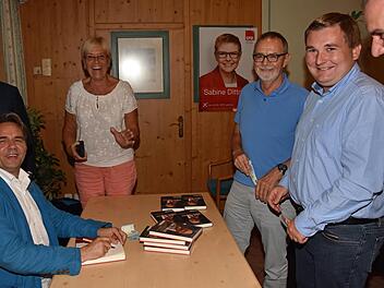 Manfred Otzelberger (links) signierte gerne sein Buch für die Gäste. Mit im Bild (weiter von links) Susanne Kastner, Dr. Friedrich Oehm, René van Eckert, SPD-Kreisvorsitzender Rhön-Grabfeld, und Stephan Schneider.  Fotos: Ulrike Langer