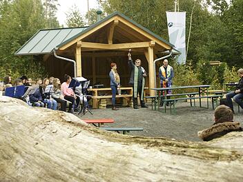 Den kirchlichen Segen f&uuml;r den "Schulwald " in Sche&szlig;litz spendeten die  Pfarrer  Michael Morawietz und   Udo Bruha. Joseph Beck