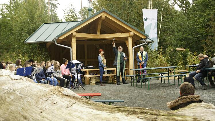 Den kirchlichen Segen f&uuml;r den "Schulwald " in Sche&szlig;litz spendeten die  Pfarrer  Michael Morawietz und   Udo Bruha. Joseph Beck