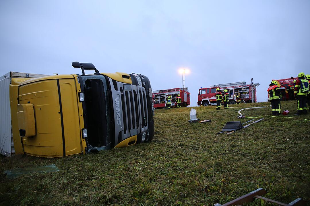 Lkw in Oberfranken kippt um - Fahrer eingeklemmt