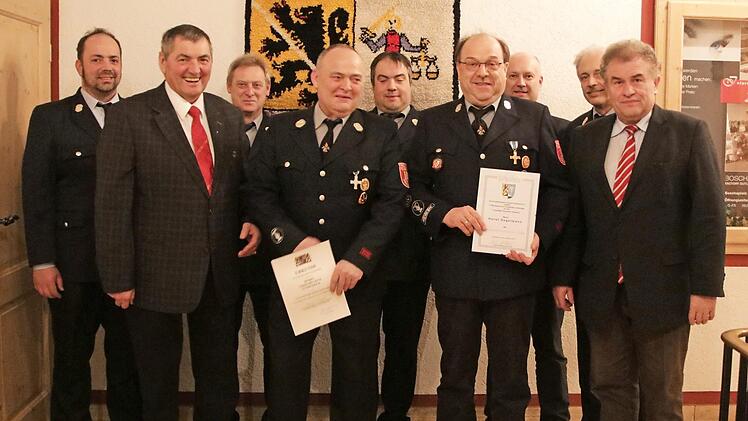 Ehrungen bei der Feuerwehr Presseck (von links): Kreisbrandmeister Alexander Riesch, Kreisrat Erhard Hildner, Kommandant Jürgen Müller, Gerhard Götz, stellvertretender Kommandant Jürgen Hohner, Horst Degelmann, Vorsitzender Holger Kolditz, Kreisbrandisnpektor Horst Tempel und Bürgermeister Siegfried Beyer Foto: Klaus Klaschka