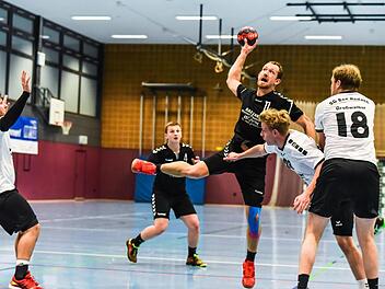 Trotz neun Toren von Eberns Joseph "Sepi" Weiß (am Ball) und acht Treffern von Til Batzner (links im Hintergrund) reichte es nicht zum Heimsieg gegen den TV Weidhausen.  Foto: Ryan Evans