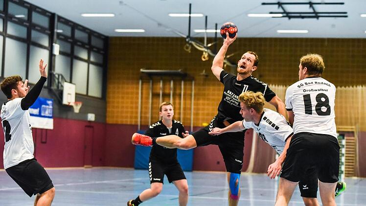 Trotz neun Toren von Eberns Joseph "Sepi" Weiß (am Ball) und acht Treffern von Til Batzner (links im Hintergrund) reichte es nicht zum Heimsieg gegen den TV Weidhausen.  Foto: Ryan Evans