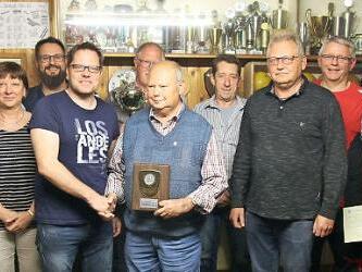 Der Vorsitzende der Kegler Coburger Land Andreas Kleiber (Vierter von links) konnte einige langjährige Mitglieder auszeichnen. Eine besondere Auszeichnung erhielt Ludwig Pohl (6. von links) der seit 60 Jahre im Kegelsport aktiv ist.  Foto: Michael Stelzner