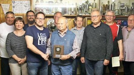 Der Vorsitzende der Kegler Coburger Land Andreas Kleiber (Vierter von links) konnte einige langjährige Mitglieder auszeichnen. Eine besondere Auszeichnung erhielt Ludwig Pohl (6. von links) der seit 60 Jahre im Kegelsport aktiv ist.  Foto: Michael Stelzner