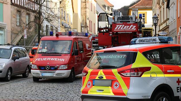 Die Feuerwehr war mit sechs Fahrzeugen und der Drehleiter in der Oberen Stadt anger&uuml;ckt. Foto: Alexander Hartmannn